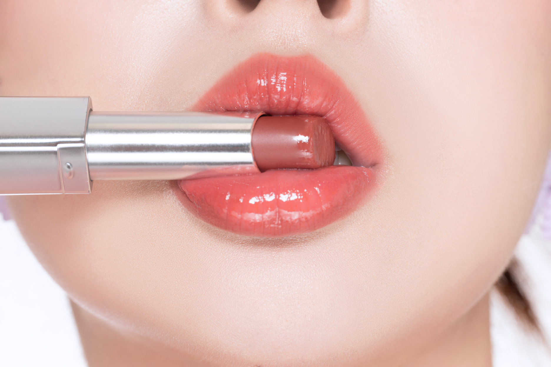 Dapatkan Efek Ombre Bibir Cantik dengan 2 Tinted Lip Balm Ini!