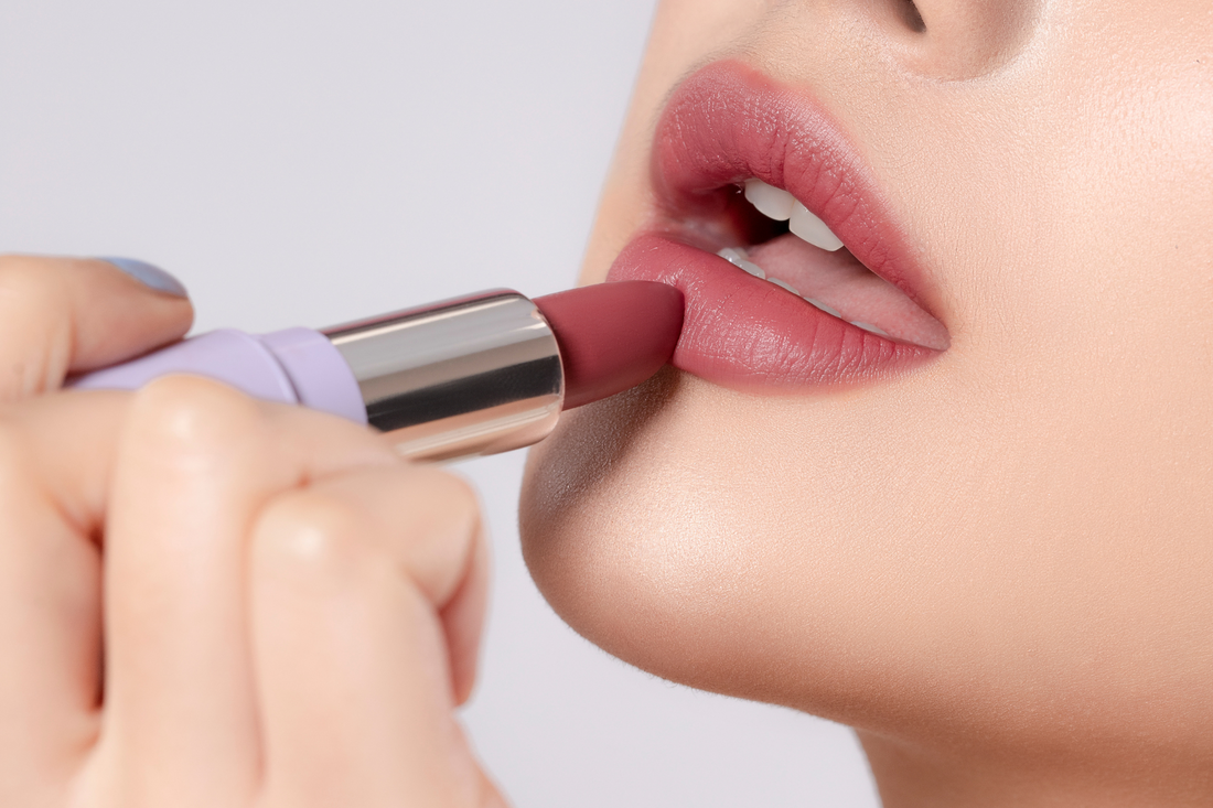 Ingin Pakai Lipstik Merah Tapi Nggak Pede? Intip Tips Ini, Yuk!